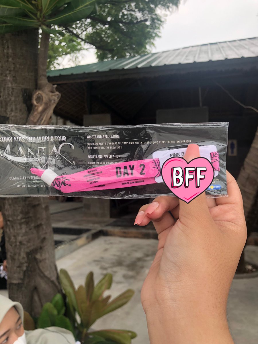 thestorykids's tweet photo. -tsk ada yang ngerasa kehilangan tiket gaa di depan toilet pantai?? https://t.co/yPeXyQN1Hq