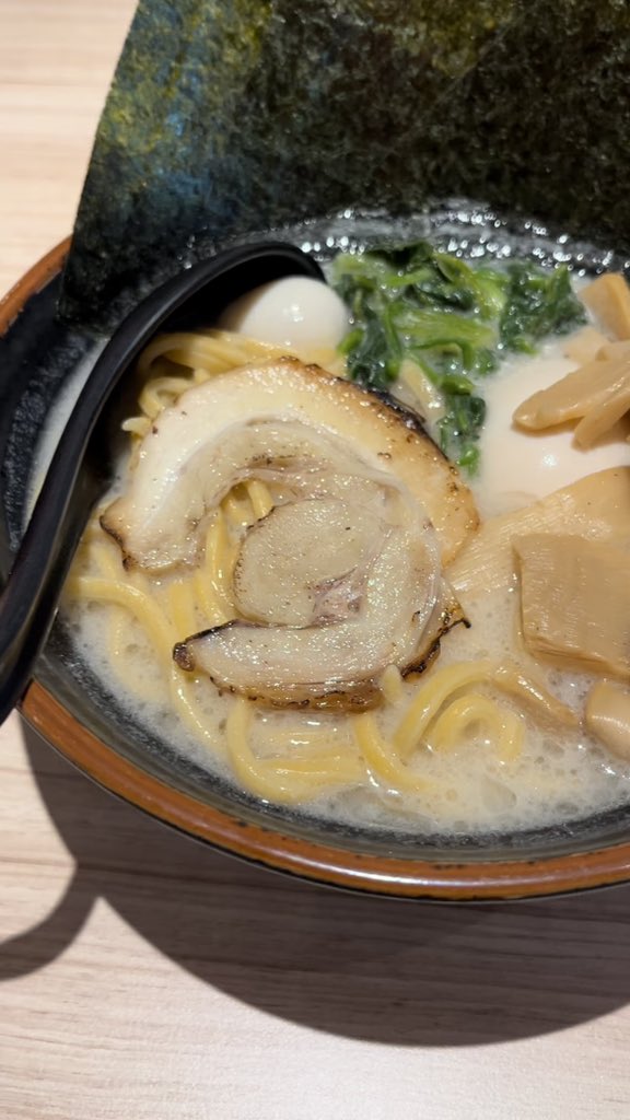 Fioncly's tweet photo. I love them oily, artery-clogging ramen 🍜 Team salt-based because the broth flavour should shine ✨ https://t.co/ZMDAEIMV8A
