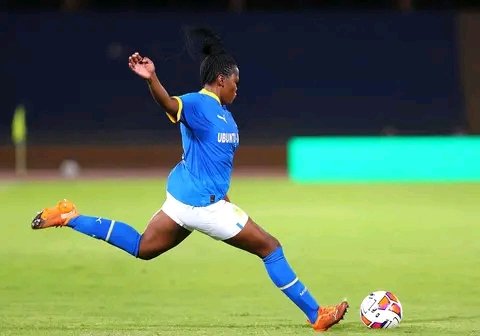 leratose02's tweet image. The moment we been waiting for #SundownsLadies #CAFWCL 🙏💛💚💙🇿🇦 no matter what we making history tonight #WeRiseAgain good luck to the team