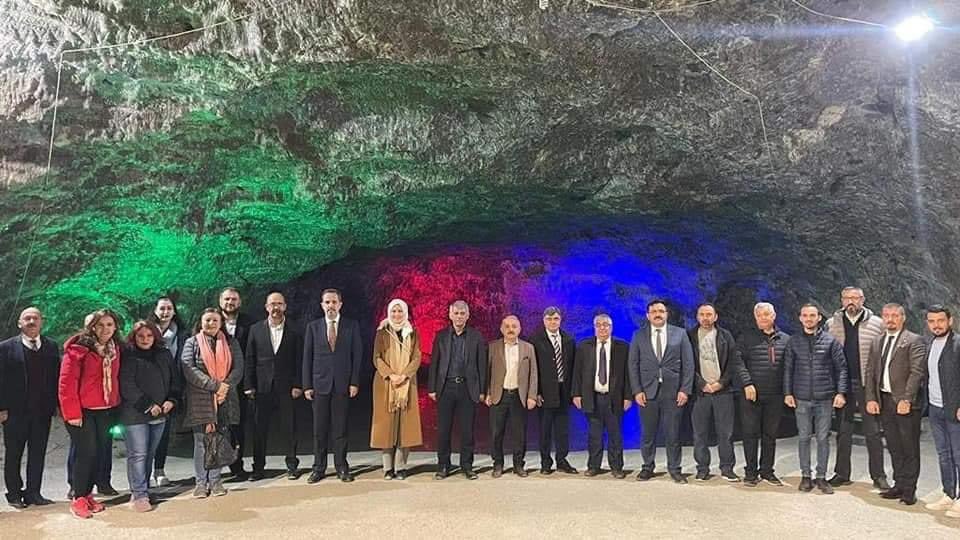 MUSTAFA ÇIBIK (@cibik_mustafa) on Twitter photo Kültür ve Turizm Bakan Yardımcımız Sn. Nadir Alpaslan, hemşehrimiz Ankara Milletvekilimiz Zeynep Yıldız hanımefendi ve Turizm yetkilileriyle birlikte Yeraltı Tuz Şehrimizi ziyaret ederek Karaelmas Treni ile Çerkeş İlçemize yolculuk gerçekleştirdik. Kültür ve Turizm Bakan Yardımcımız Sn. Nadir Alpaslan, hemşehrimiz Ankara Milletvekilimiz Zeynep Yıldız hanımefendi ve Turizm yetkilileriyle birlikte Yeraltı Tuz Şehrimizi ziyaret ederek Karaelmas Treni ile Çerkeş İlçemize yolculuk gerçekleştirdik.
