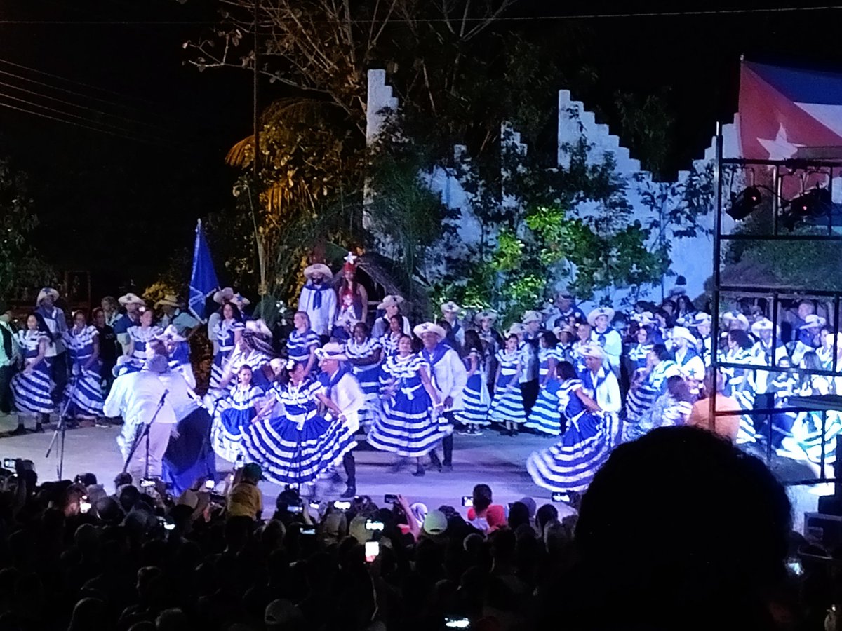 NurienarP's tweet photo. Y como sin #BandoRojo no hay #BandoAzul, la cultura de #Majagua se fortalece.
#XLJornadaCulturaMajagüense #UniendoTradiciones #MajaguaUnida #LatirAvileño @culturamajagua @NestyLinares @milyabad1982 @GonzalezHalles https://t.co/4TnPTFCOtq