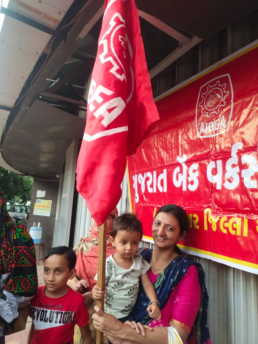 #BankStrike 
Stop attacks on bank employees.
Stop looting poor peoples money.
Stop Violating our rights.
We work hard, we give better service,Don't force us to go on strike.🚩🚩🚩
<a href="/ChairmanIba/">Chairman IBA</a> @GovernorRBI <a href="/EconomicTimes/">Economic Times</a> <a href="/timesofindia/">The Times Of India</a>