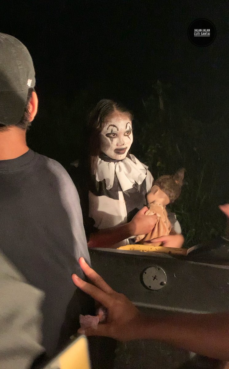 MalaysianFoods's tweet photo. Tarikan terbaru Ghost Ride yg paling menyeramkan dkt Rembau, Negeri Sembilan yg pertama di selatan!

Kalau nak tahu ni bkn rumah hantu, dan bukan drive thru tetapi berkonsepkn ghost ride. Nak jumpa hantu kena Naik 4x4 mereka bawa naik sampai ke atas bukit.

📍Haunted House Rembau https://t.co/rzC5YoUIFN