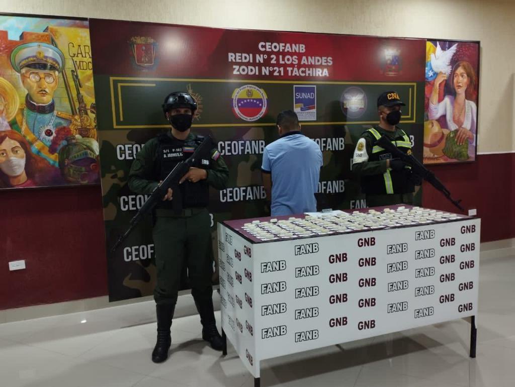 Redi_andes's tweet photo. #12Nov || FANB en lucha contra el narcotráfico, en el P.A.C Peracal Municipio Bolívar del estado Táchira detienen a un  ciudadano con más de 1 kg de cocaína intentando traspasar el territorio nacional, no pasaran drogas por nuestro territorio.
#LasBasesPostulan https://t.co/wOsfBqkV2m