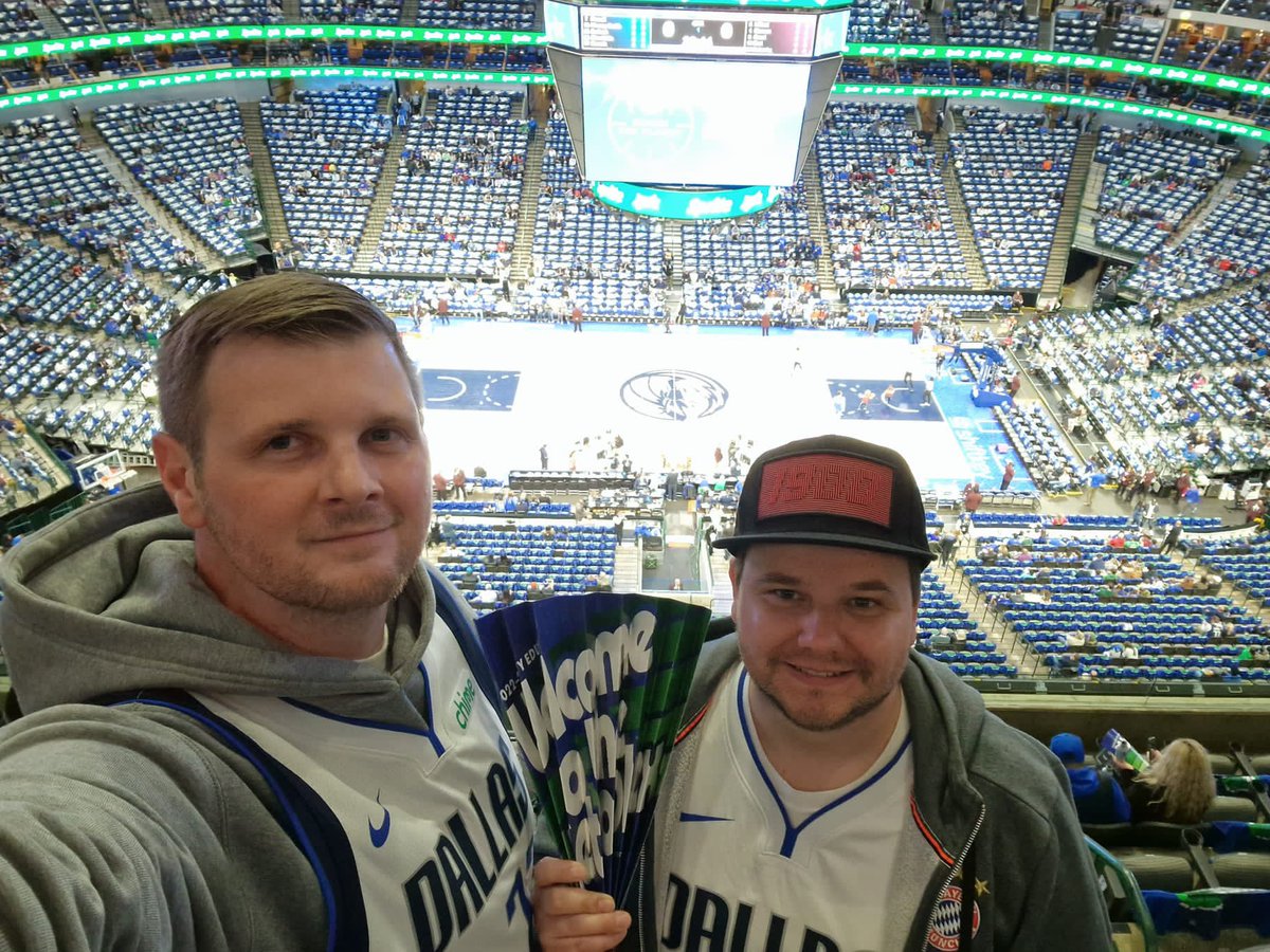 alex_bloch_'s tweet photo. Wir legen noch einen nach, bevor es morgen nach Hause geht! USA Stadion Tour, Station 7/6 😜American Airlines Center, Mavericks - Trail Blazers ✌🏼🏀 @Icke41 @ransport @swish41 #mavericks https://t.co/Xld1NcuM0V