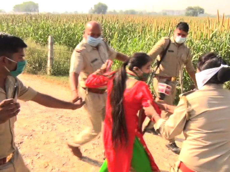 ajeetkumar18891's tweet image. बेबाक ,बहादुर ,जांबाज़ ,बेखौफ,
आज़ाद,निडर,और जुल्म के खिलाफ सच बोलने वाली जनता के मुद्दों की बात करने वाली इस तानाशाह सरकार से बुलंद हौसलों के साथ सरकार की गलत नीतियों पर सवाल करने वाली मेरी बहन और भारत की बेटी श्रीमती @PragyaLive जी को जन्मदिन 🎂 की ढेर सारी बधाई व शुभकामनाएँ 💐