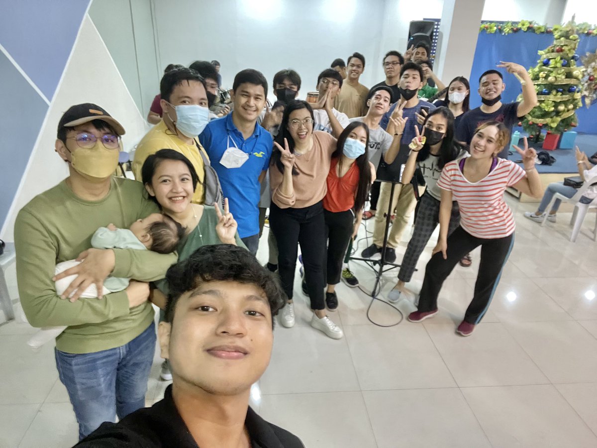 Benedicttumlos's tweet photo. A very spontaneous day. Thank you Lord for these peeps. Never had a regret on choosing to grow on ministry. Keep on being rooted, fam 🤍 https://t.co/S9eLIKWDhJ