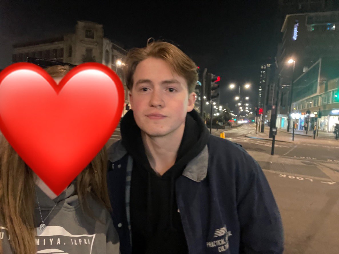 KitConnorInfo's tweet photo. 📲 @kit_connor Kit Connor with a fan in London today
cr: ellie01176775 on tw #KitConnor #Heartstopper https://t.co/1GiS54OWyk