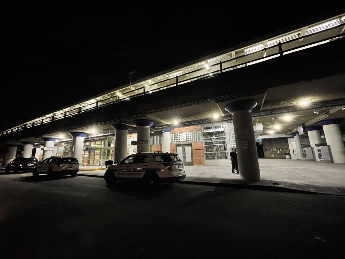 Lights are back in at Hicksville LIRR station. PSEGLI says three poles near by were damaged at 1pm today. MTA says station is now running on generator power <a href="/MTA/">MTA</a> <a href="/LIRR/">LIRR</a> #hicksville #lirr #powerouttage