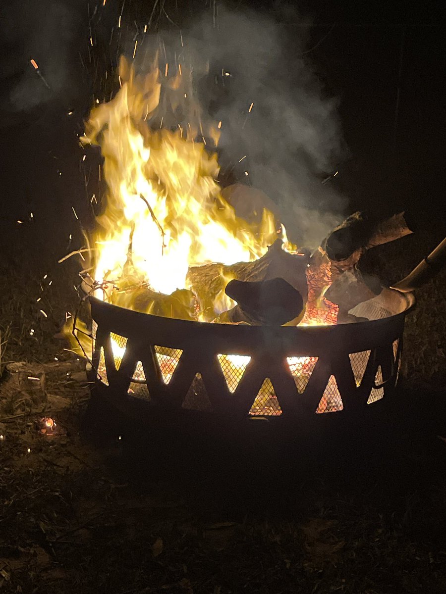 FamiQueens's tweet photo. Just seen a shooting star with my love while having a fire just puts me in the greatest mood 🥰 💫✨ https://t.co/6nN8aWO6eC
