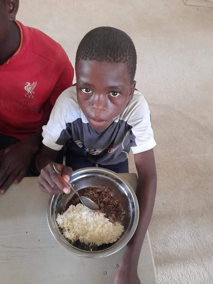 Tom73671091's tweet photo. And this is a very fortunate little chid who is in an orphanage in Haiti and trust me he's a lucky one. https://t.co/3dSv5uEo6I