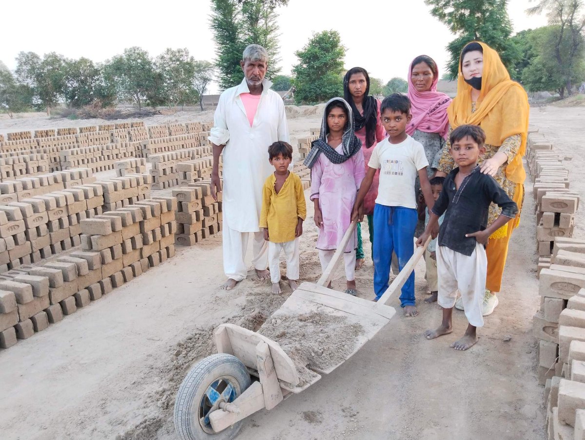 Tom73671091's tweet photo. These children are forced to work the kilns and brick yards of Pakistan and in parts of Africa and Asia. And the so called developed countries just ignore it. https://t.co/zh6INdS6Ny