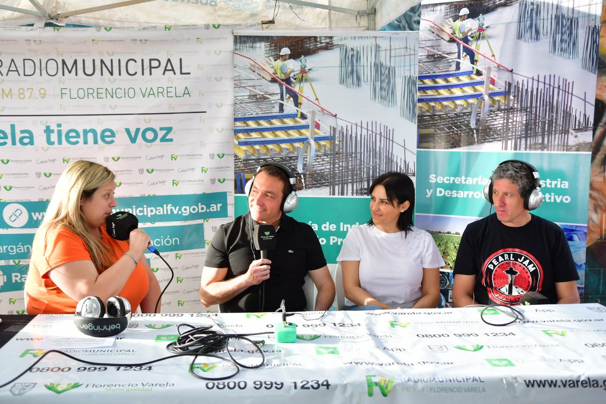 Andreswatsonok's tweet photo. Junto a mi esposa Mariana recorrimos la "Fiesta de la Identidad Productiva e Industrial Varelense" donde encontramos más de 200 stands con productos regionales. 

Te esperamos mañana de 12:00 a 20:00 en el Parque Recreativo Thevenet 📍

Se suspende por lluvia

#VarelaFlorece https://t.co/gIA0OrF6sk