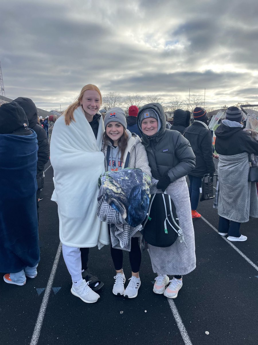Midland_VBall's tweet photo. No one we would rather freeze our butts off for than @MidlandU_FB ! 💙🧡 https://t.co/xJovqHS99M