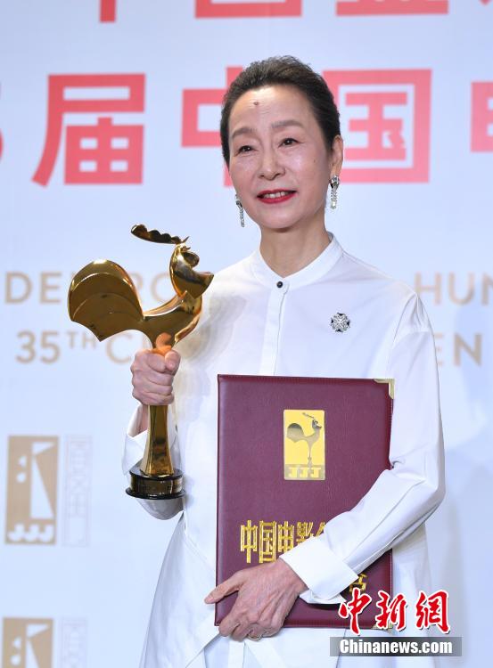 Echinanews's tweet photo. #ZhuYilong and #XiMeijuan were announced Best Actor and Best Actress at the 35th China Golden Rooster Awards on Saturday in Xiamen, southeast China's Fujian Province, for their performances in #LightingUpTheStars and #SongofSpring respectively. https://t.co/6wEbGI0be2