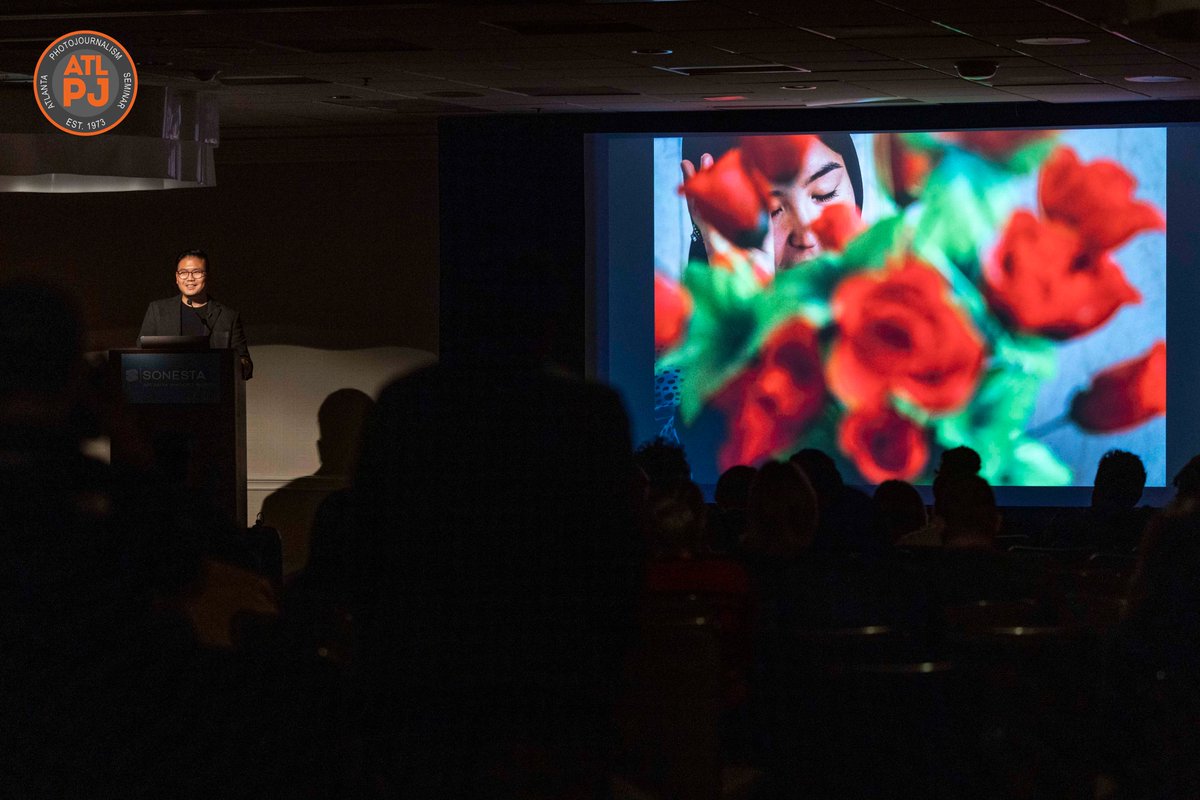 atlantaseminar's tweet photo. Los Angeles Times foreign correspondent and photojournalist @yamphoto closes out the #ATLPJ50 Seminar with a wonderful presentation about digging deep into international topics to highlight the extraordinary and the mundane. photo by Michael Smallwood #ATLPJ #Photojournalism https://t.co/mQRzkkRsNK