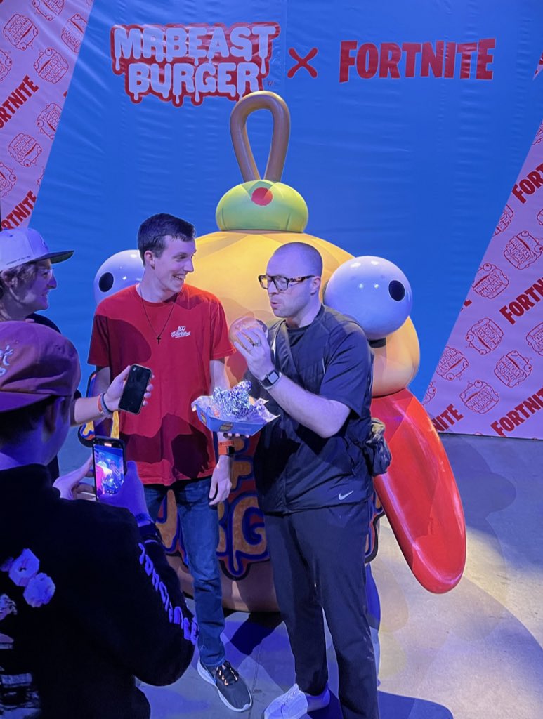 jonwkeyrush's tweet photo. what a great day at FNCS RALEIGH. 

@MrBeast x @FortniteGame burger full review video coming soon. 

peep @YTHNATIONGAMING + @PracticeServer for more event coverage. LIVE EVENTS ARE IT. ❤️ https://t.co/qRjyDj0QmL