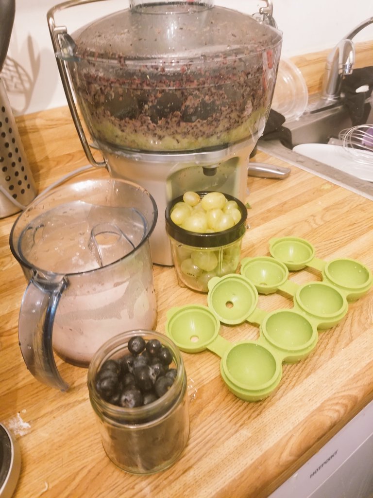 somustakeem's tweet photo. Keeping it #juicy with #juicecubes to follow!!! #Grapes #celery #blueberries! #Foodie #foodtwitter #juicycubes #twitterstorians #AcademicTwitter #juicing #juicingtwitter https://t.co/kwdegEnI6n