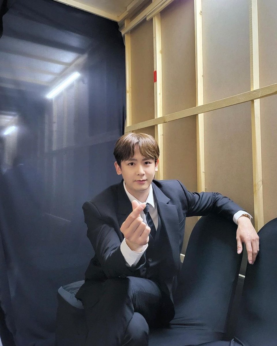Real2PMBrasil's tweet photo. 2PMSTAGRAM | 08.11.22 - Atualização da conta oficial do 2PM no Instagram.
“Dia da primeira transmissão de <Finding the Rainbow> 🌈
Hoje 20:00h (GMT+7), quem vai conferir o Wilson?
#EuAqui🙋♀ #VejoVocêsNoViu ❤
#FindingTheRainbow #สุดท้ายที่ปลายรุ้ง”
cr.: 2pmalways https://t.co/Hb4z1kAOHS