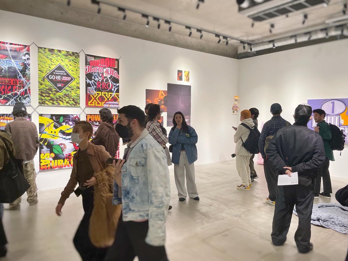 takeshi_mochida's tweet photo. 【御礼】金曜日は #DaisiesTokyo - a group exhibition of #ElliotShields , #VannaYoungstein , #GabrielleSchwan , #ToyaHoriuchi , #ChadMoore , #AlexHeadlam @ #BOOKMARC オープニングにお越しいただいた皆様ありがとうございました。展示は11/20(日)まで続きます。ご来店お待ちしています。 https://t.co/PUhCMcjqM4