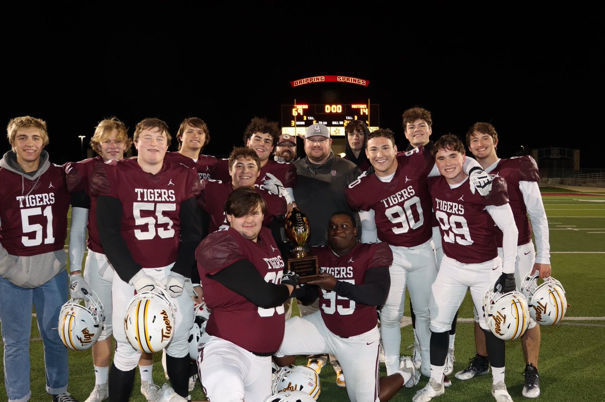 adairphoto16's tweet photo. THE DRIPPING SPRINGS TIGERS WITH THEIR STUD OF A COACH, @CoachStancik THEY ARE THE TIGERS #HEAVYHITTERSCLUB AND WHAT A JOB THEY HAVE BEEN DOING. ROUND 2 SOON @CoachGZimmerman @DSFBTPD @ben_reid31 @CoachMW20 @delossae17 @MarteJr @CoachT_Marshall @A_Pena4 https://t.co/B5Pxdhgc6B