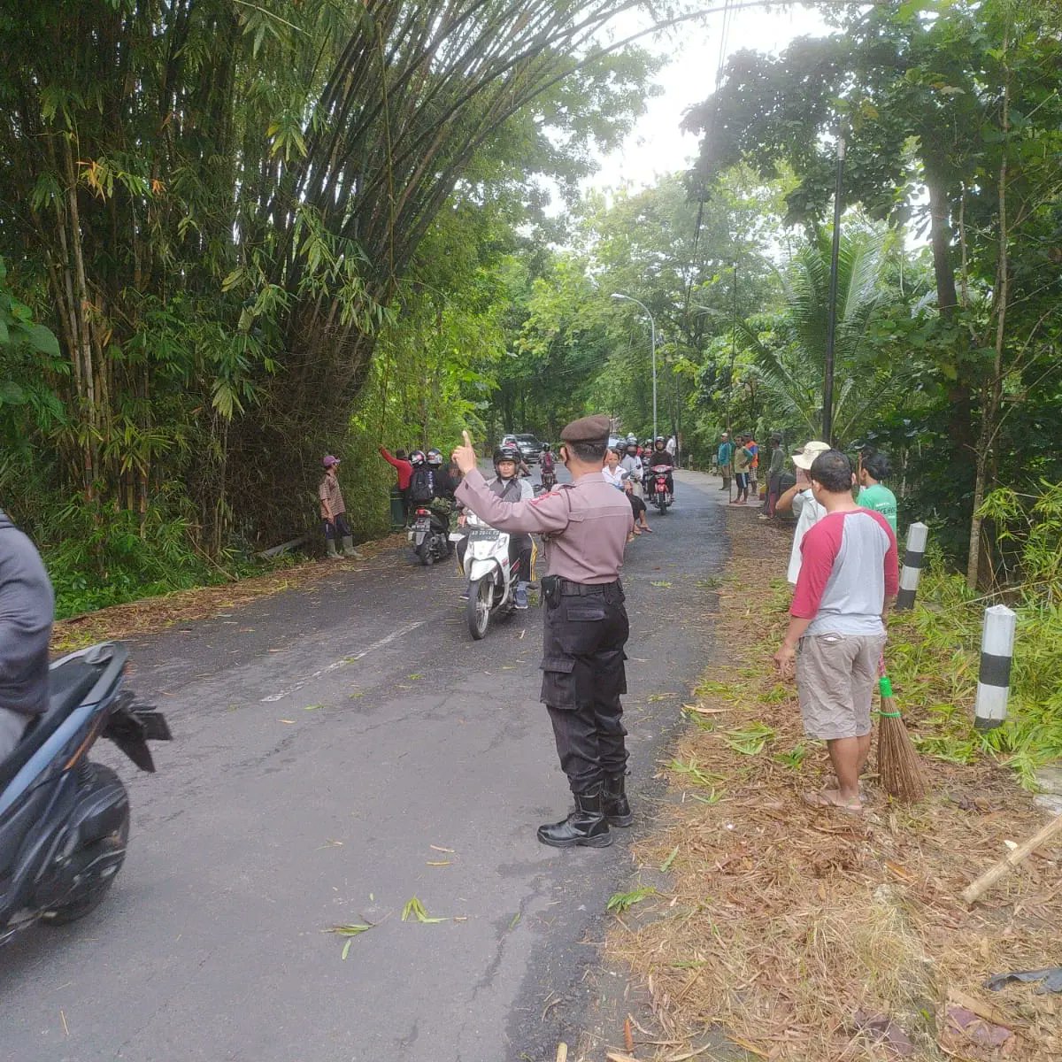 PolsekPaliyan's tweet photo. Sambil menyelam minum air....ibarat pepatah itu yg di lakukan anggota #polsepaliyan.
sambil membantu masyarakat menebangi/ memotong #pohon/ranting yg di pinggir2 jalan #paliyan-#playen anggota juga mengatur arus lalin agar tetap nyaman dan tdk membuat was masyarakat.#poldadijogja https://t.co/RtLfLx6jk3