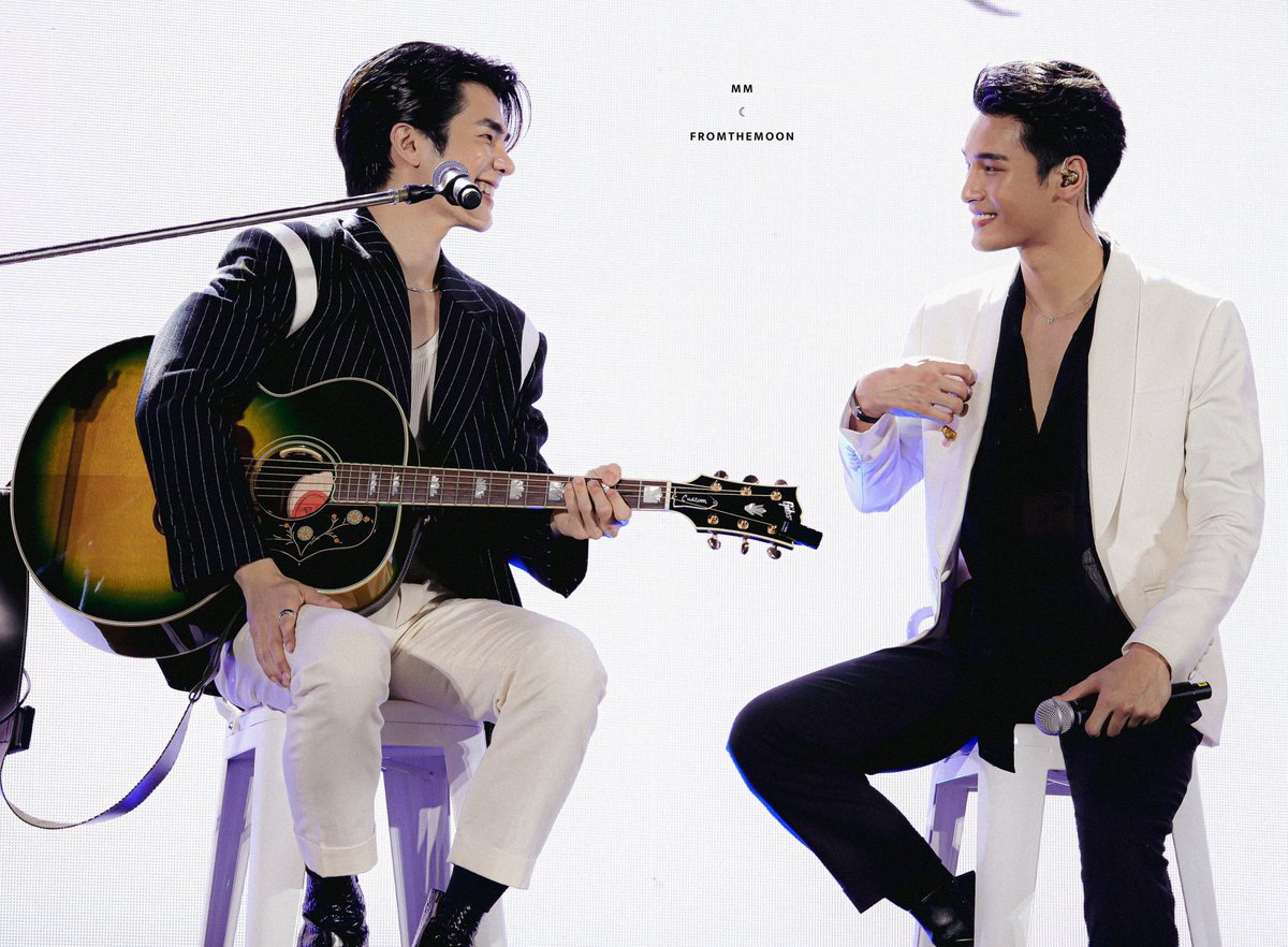 mmfromthemoon's tweet photo. เค้าว่ามือกีต้าร์มักมีแฟนสวย อันนี้เชื่อหมดใจ
#MileApoXGiffarineHya @milephakphum @Nnattawin1 #milephakphum #Nnattawin https://t.co/kuusC669oa