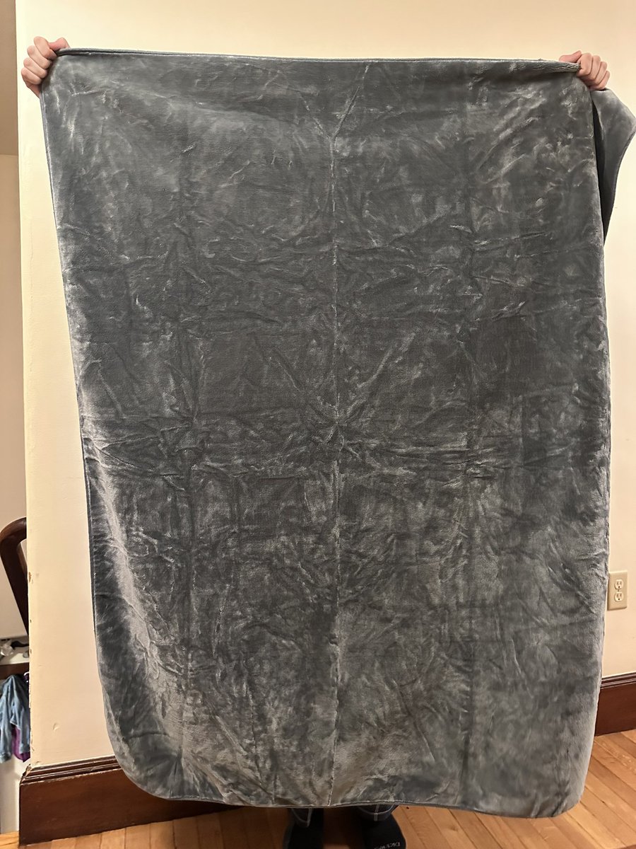 TKKSwiftie's tweet photo. Selling my King of my heart blanket. Open to offers. This item is VERY rare and there are very few on the market. Serious offers only please 💕 Message me if you’re interested. I’ll accept the best offer. #TaylorSwift #RepMerch #reputationTV https://t.co/kyNIHEcjFU