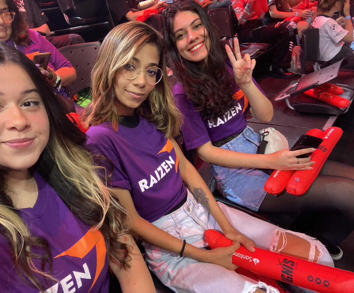 Hoje pude ir na final, assistir e gritar mto pelas meninas da <a href="/raizen_games/">Raizen - らい ぜん - Tropa Raizen - TRZ - #goRaizen 💜</a>. Jogaram muito minhas bebês. Agradecer ao <a href="/inhousegg/">Inhouse</a> e ao <a href="/santander_br/">Santander Brasil</a> por ter dado a oportunidade de presenciar tudo isso❤️#GoZen