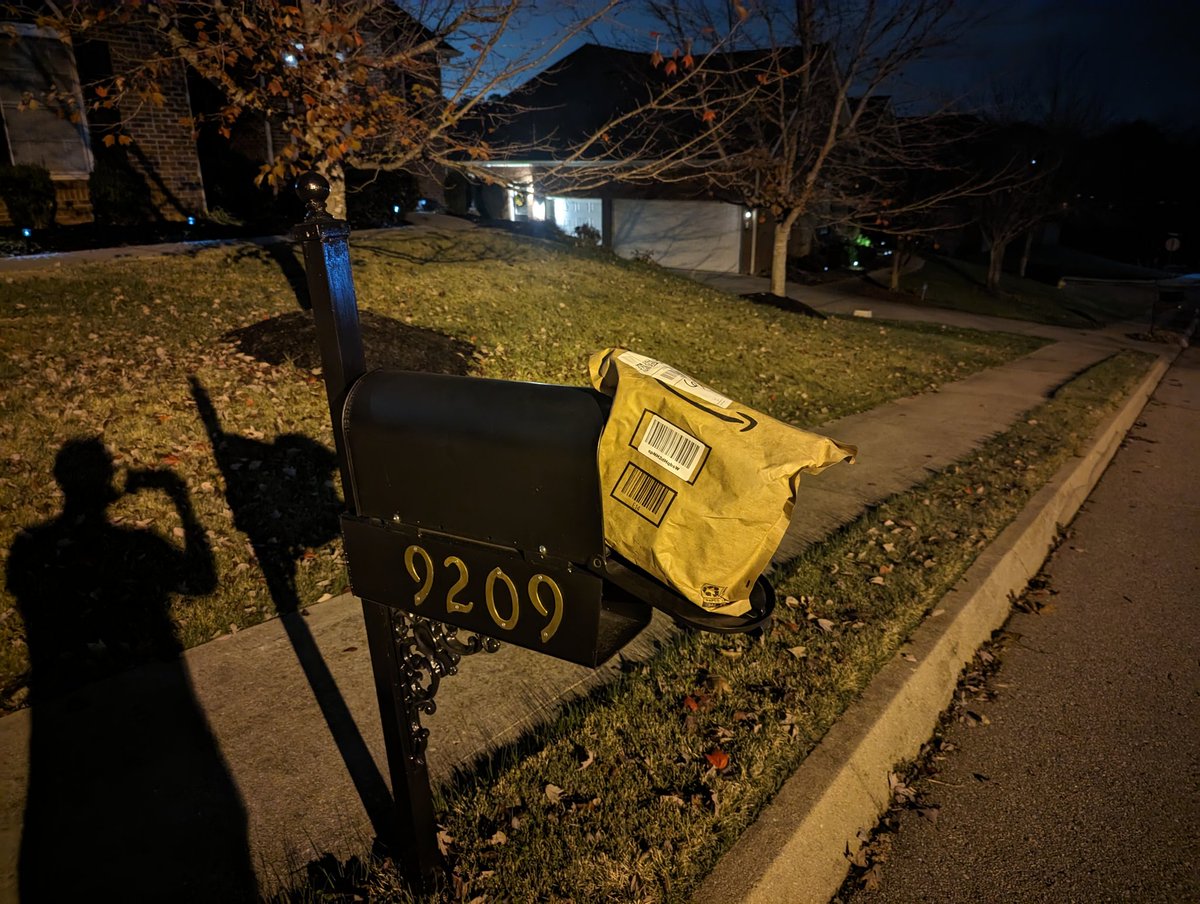 sethalling's tweet photo. Wow @USPS...

Package should be delivered by 9pm. Thankfully Amazon sends me a notification it was delivered at 8:55p, because this is how it was left "in" my mailbox. Looks like someone was lazy. https://t.co/aHdqSqb2kf