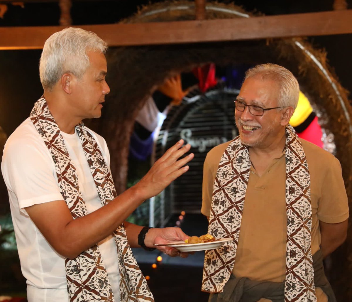 ganjarpranowo's tweet photo. Tebak, selain soal tema rambut yang sama-sama putih, menurutmu saya dan mas Iwan Fals asyik ngobrol soal apa? https://t.co/DB6gmcB7VS