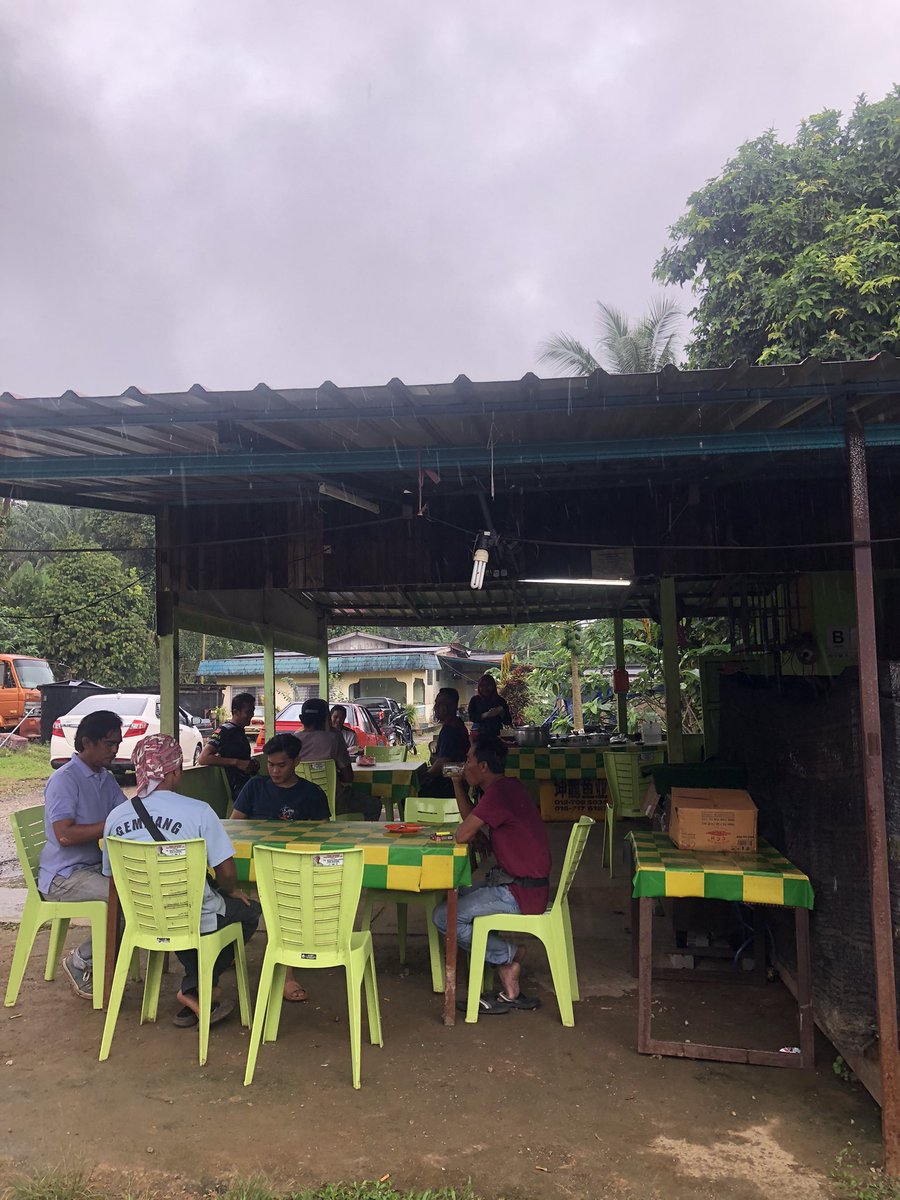 Pagi ni sarapan di Kg Jaba. Cuaca mendung hujan renyai-renyai. Awok kiter makang nape pagi ni? Ambe makan nasi lemok je sulam dengan teh’o’ panas.

#TokJai #kukuhbersama #huluterengganu #BarisanNasional #BNBangkit #DemiKestabilan #DemiKemakmuran #kgjaba