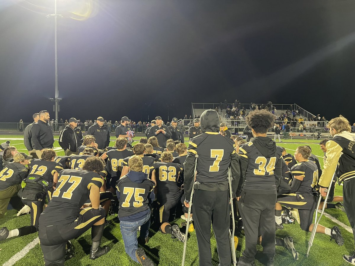 Tough end to a great season! Wildcats finish the season 9-3 after losing to Prep 28-14 in District title game. #WildcatProud 🖤🏈💛