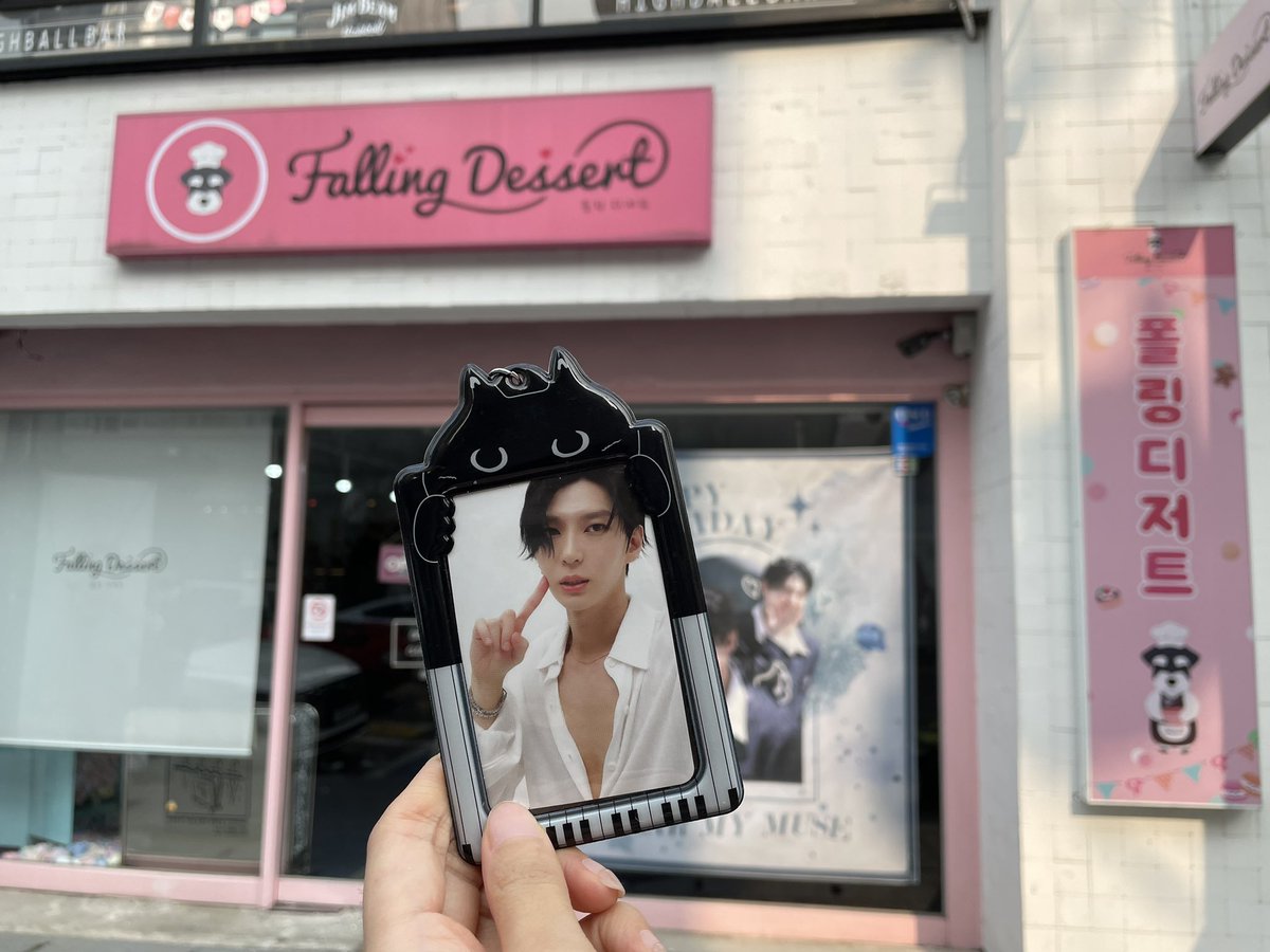a_zucy's tweet photo. 💕폴링디저트💕케이크 마감이라 쿠키세트로 아쉬움을 달래며 럭드 참여했는데 1등..🙊카페도 너무너무 예뻤는데 일등이라뇨🥹행복해서 오열💛사진도 열심히 남겨주고 카페 앞에서도 대구니랑 한컷!! 티켓에 카메라까지 택운이 생일인데 내가 더 행복했어🫰
#Cherish_LEO #깊고_진하게_사랑해_정택운 https://t.co/J2otZ2DSPp