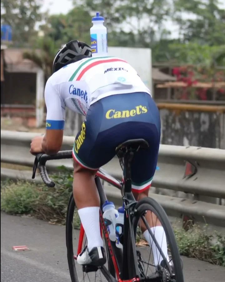 Damiankoralec's tweet photo. #VCE2022 VUELTA CICLISTICA AL ECUADOR 🇪🇨 2022.
#lidergeneral #IgnacioPrado México 🇲🇽 https://t.co/8k3L4KL4N0