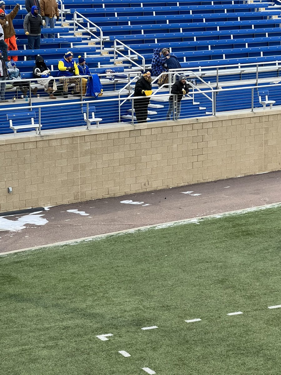 BigBenFast's tweet image. Couldn’t even get a pudding shot out of @SloSHO Pudding Shot Santa