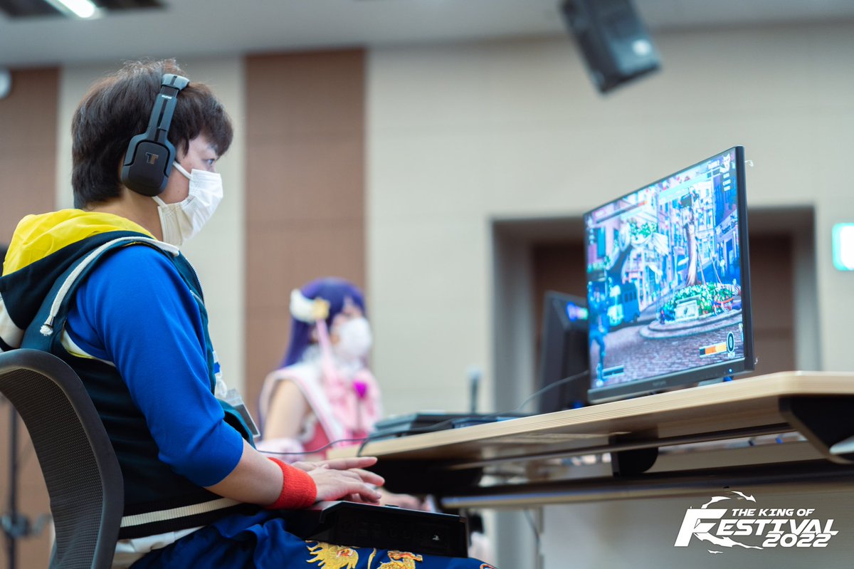 KOFesGaming's tweet photo. ◤￣￣￣￣￣￣￣￣◥
✨KOFes開催中✨
◣＿＿＿＿＿＿＿＿◢ 

KOF XV予選トーナメント前半開始！

多くの実力者達が登場💥
熱い戦いを見逃すな‼️

▼KOFes生配信はこちらから▼
https://t.co/zWgn29W44X

#KOFes2022 https://t.co/IoraCEnAuy