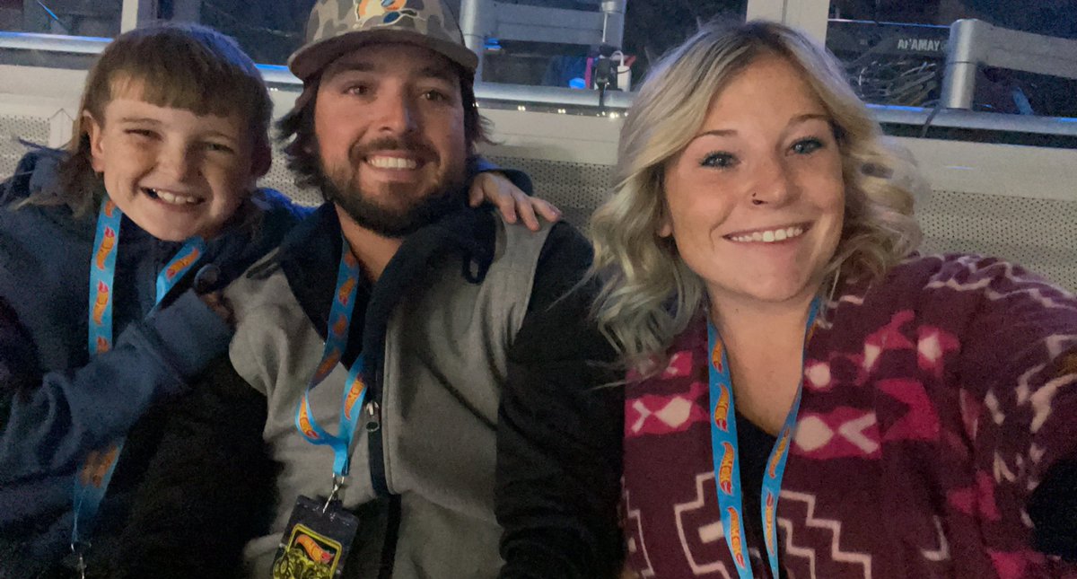 kaceyyyy7's tweet photo. COME ON BIG SCREEN!! #HOTWHEELSMONSTERTRUCKSLIVE https://t.co/hVCMuyqczS