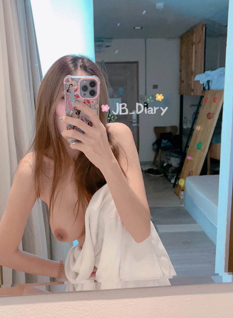 JBswg_Diary's tweet photo. เมื่อวานโรง���รมเต็มหมด ไปเจอโฮสเทลที่ 1 ห้องพักได้ 4 คน 2เตียงบนมีผู้ชายนอนอยู่ เราได้นอนกันชั้นล่าง ก่อนนอนพี่บอสมากระซิบว่า"เงี่ยนจัง"เลยขอแอบเย็ดเมียในผ้าห่ม กระแทกจนน้ำแฉะเต็มเตียง ลี่พยามเก็บเสียงสุดแล้ว แต่ยังมีเสียงหายใจกระเส่า หอบถี่ตามจังหวะ จนพี่ 2 คนข้างบนต้องแอบดู🤭 https://t.co/W3VUwGtrnu