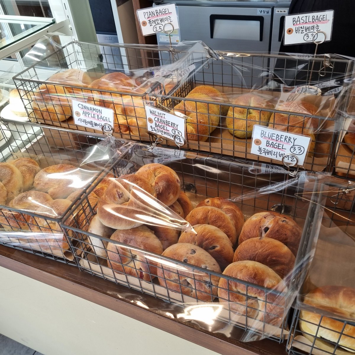 [온타임]
위치: 부전역 2번 출구에서 도보 8분

'크림치즈크림 베이글 샌드위치' 먹으러 방문! 크림은 생크림같은 식감인데, 크림치즈맛이 났음. 크림양이 엄청 많은데, 쫀득하고 담백한 베이글이
밸런스를 잡아줌. 여기 젤 맘에 들었던게
아메리카노 1500원임. 베이글이랑 아아메해서 6천원나옴