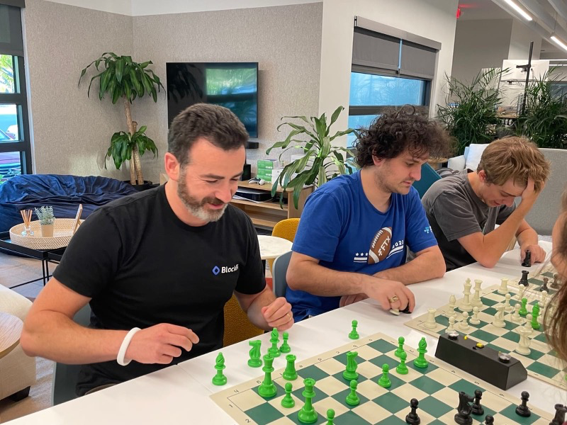 AutismCapital's tweet photo. Yuri Mushkin (Chief Risk Officer for BlockFi) playing chess with Sam. Very poetic. https://t.co/HCZUGmMxxm