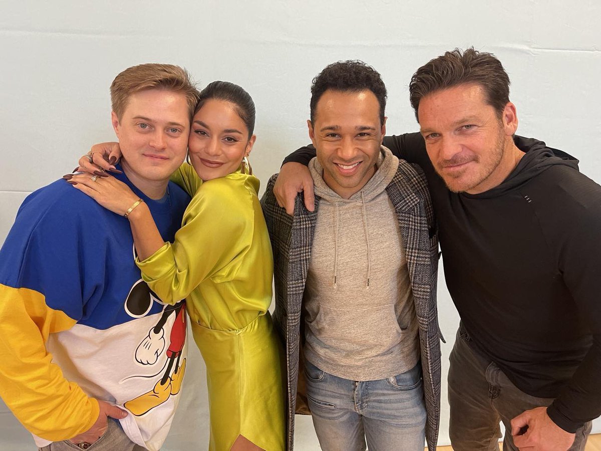 Everything4_U_'s tweet photo. ONCE A WILDCAT, ALWAYS A WILDCAT 😍
Omgg the reunion is real 😭
My most favorite HIGH SCHOOL MUSICAL ❤️

The gang that completed my childhood days 😍 I feel so old but who cares 😂

#HighSchoolMusical #DrewSeeley #VanessaHudgens #CorbinBleu #LucasGrabeel #KennyOrtega #BartJohnson https://t.co/hend14eser