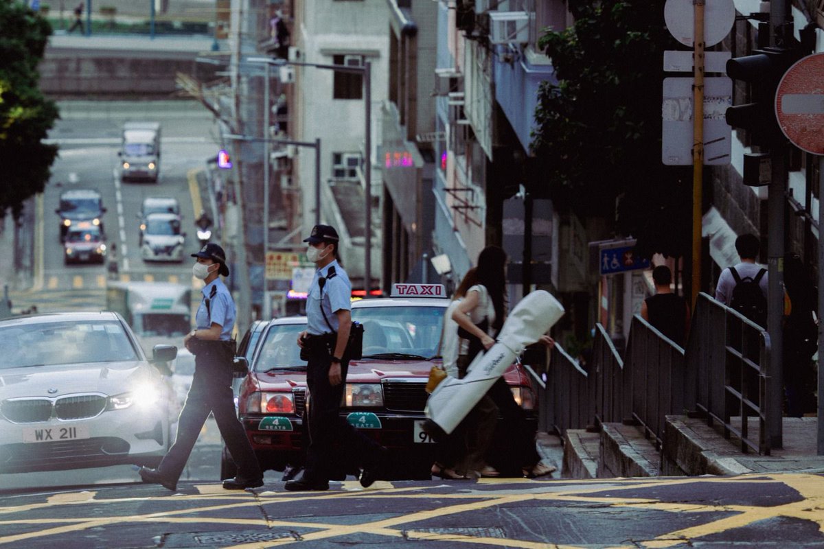 hkpoliceforce's tweet image. #HKPFootprint🚓|Dotted w/ time-honoured bldgs on its⛰terrain,📍#SaiYingPun is a culturally-rich #HillTown boasting precipitous roads in🇭🇰’s #Western Dist.Patrolling the treacherous slopes to safeguard🚶🏻‍♂️🚶🏻‍♀️🏍🚗along/across them,👮🏻‍♂️👮🏻‍♀️#WeveGotYourBack—thru ups↗️&amp;amp;↘️downs;day🌄&amp;amp;🌌night