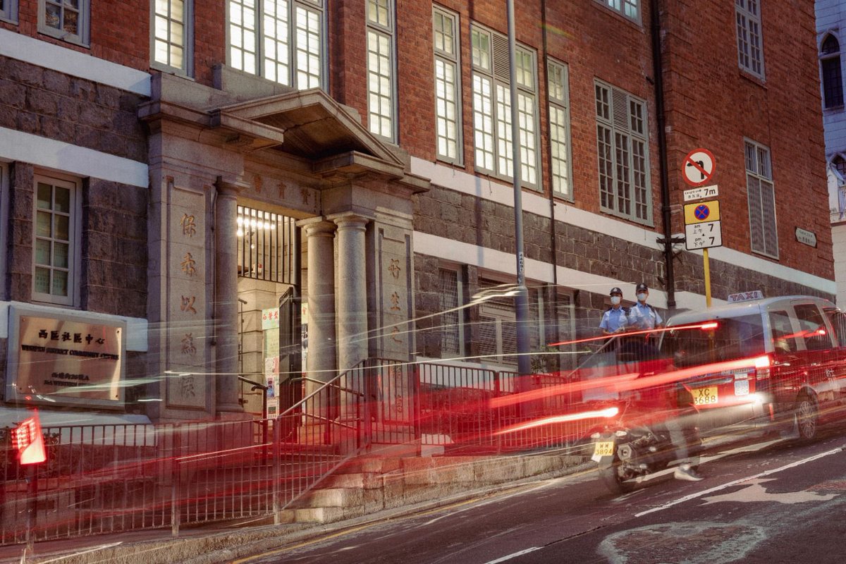 hkpoliceforce's tweet image. #HKPFootprint🚓|Dotted w/ time-honoured bldgs on its⛰terrain,📍#SaiYingPun is a culturally-rich #HillTown boasting precipitous roads in🇭🇰’s #Western Dist.Patrolling the treacherous slopes to safeguard🚶🏻‍♂️🚶🏻‍♀️🏍🚗along/across them,👮🏻‍♂️👮🏻‍♀️#WeveGotYourBack—thru ups↗️&amp;amp;↘️downs;day🌄&amp;amp;🌌night