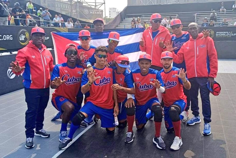 CMontiller's tweet photo. #Cuba campeón de la I Copa Mundial de #Baseball5. Un resultado esculpido desde el esfuerzo de muchos y la voluntad de vencer defendida sobre el terreno, sin que importaran los  obstáculos. ¡Felicidades! Nuestro pueblo es feliz y les aplaude. #BeisbolCubano https://t.co/l3mtstKVp6