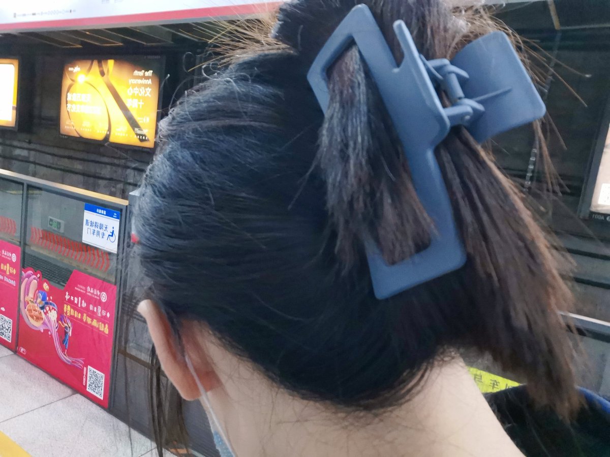 kujyo_mao's tweet photo. 如此邋遢的出门，棉服配短裤光大腿，外面连十度都没有，还有谁（其实是健身房热水器坏了，衣服懒得换了直接回家，结果收拾东西的时候，又断电了，我就你妈日了狗了） https://t.co/OggJSUP7oc