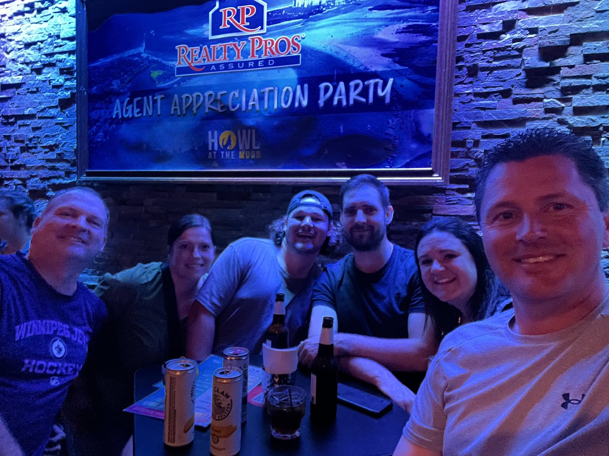 chambersgolf's tweet photo. Boys from Manitoba, Canada with a couple sweethearts! #howlorlando #howltv https://t.co/qQl8qAHkpm