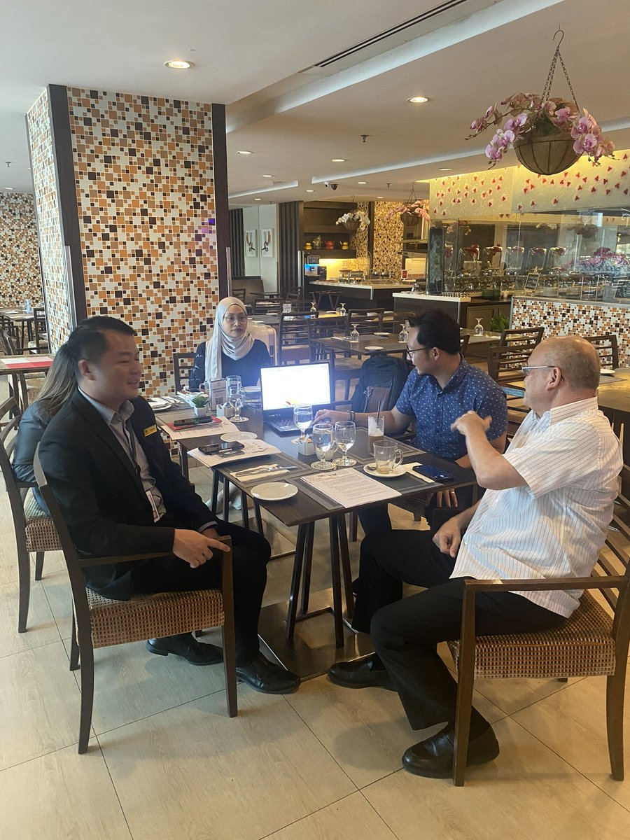 AFN_Afiq's tweet photo. 9 November 2022

Perbincangan kerjasama penganjuran Sarawak Esports Expo 2023 bersama Mark Ferguson, CEO Hemisphere Corporation dan pegawai beliau. 

Insyallah kita buat sampai jadi #SAREX23 https://t.co/rSS5bLjBee