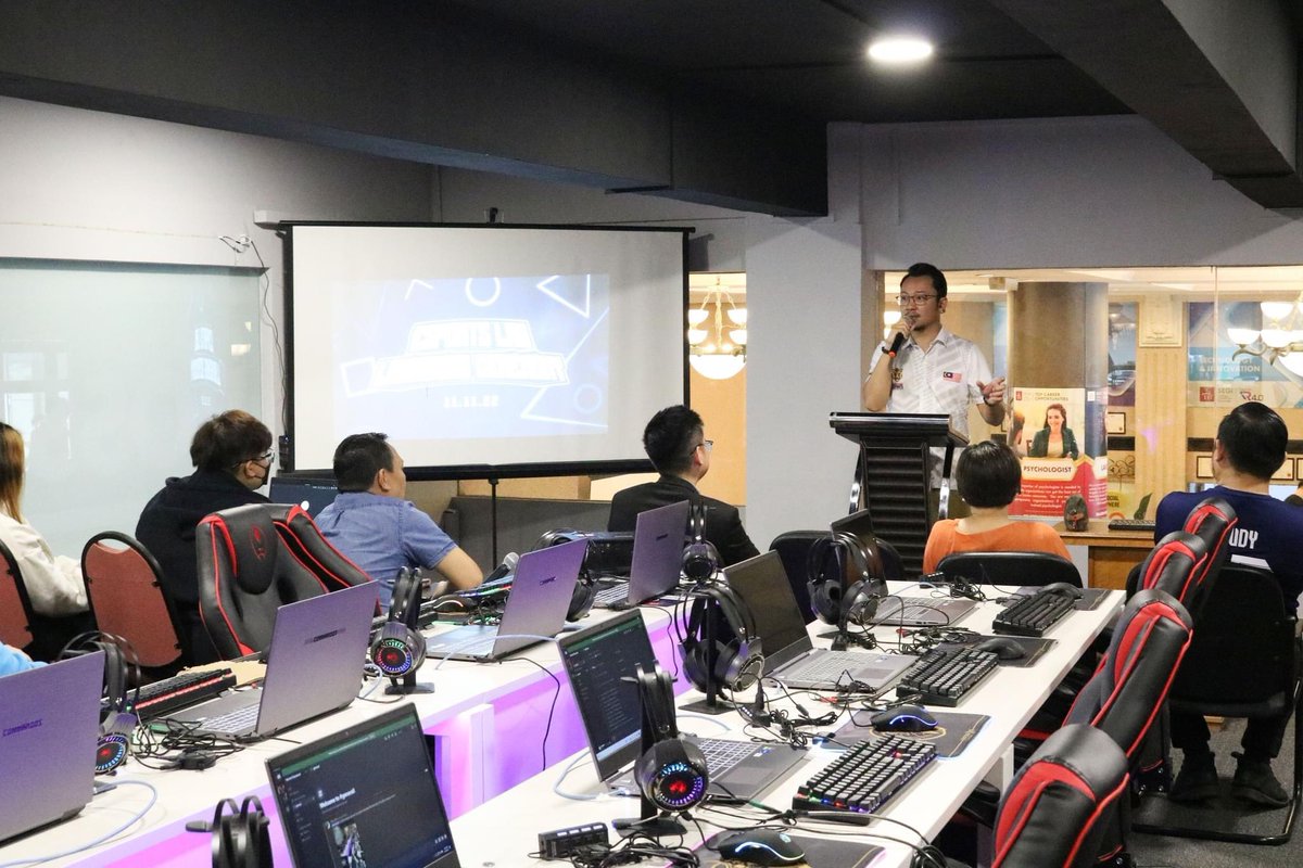 AFN_Afiq's tweet photo. 11 November 2022

Terima kasih SEGi University &amp; Colleges Sarawak kerana menjemput saya ke majlis perasmian SEGI ESPORTS LAB. 

Next year kita boleh lihat potensi untuk menganjurkan Uni League. Ready? https://t.co/D6J3lNnGyu