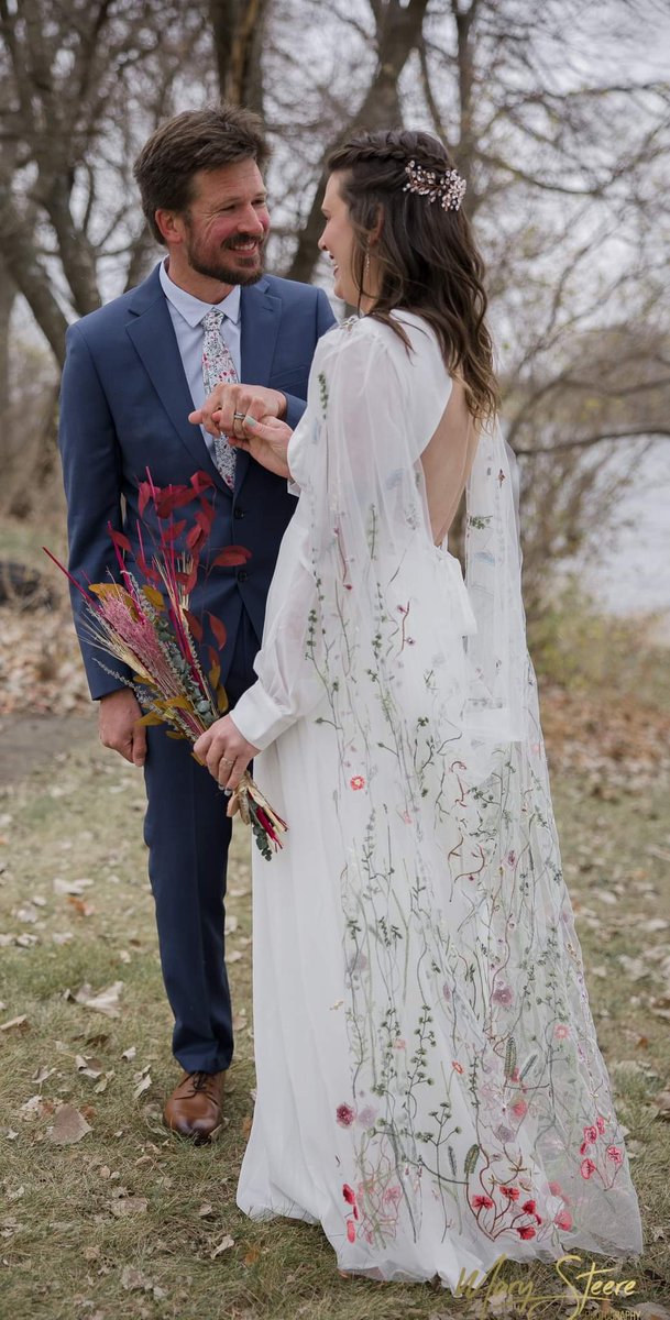 ChelseyDC's tweet photo. @sarawhodraws @lindenfern $87 @lulusdotcom dress + $14 embroidered fabric-turned-cape to make her vision come to life! It was absolutely STUNNING! 🥰

#DanAndLynz1111 https://t.co/O9RRRivf6W